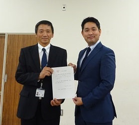 総務部長と立会の徳倉氏の写真です