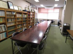 神郷公民館１階の図書室です