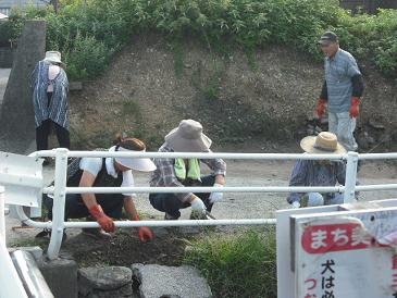 篠場東自治会の皆さんによる清掃活動の写真です