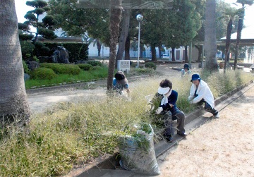 新居浜教育会の皆さんによる清掃活動の写真です