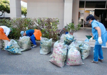 新居浜教育会の皆さんによる清掃活動の写真です