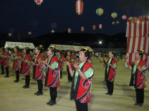 神郷校区の夏祭りの写真です　神郷史情を踊っています