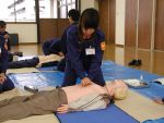 女性消防団員が心肺蘇生の訓練を行っている写真です