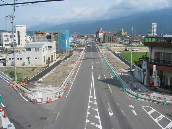 電柱が移設され歩道が広がった写真です