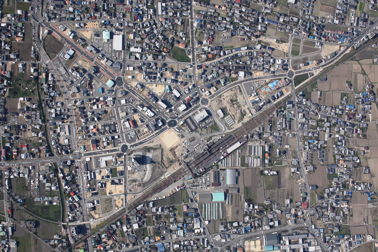 平成22年4月8日に撮影した駅周辺の航空写真です