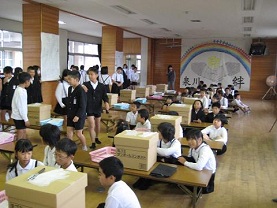 泉川小学校で行われた生ごみ減量講習の様子です