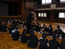 宮西小学校で開催された表現力入門講座の写真です