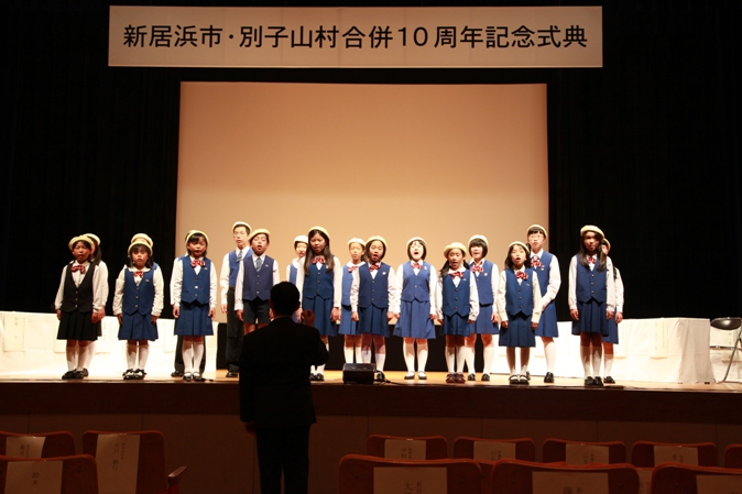 新居浜少年少女合唱団による市歌披露の写真です