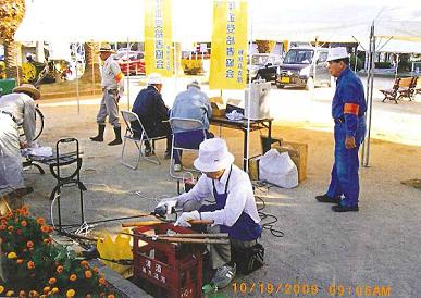 清掃活動を行っている愛媛県年金受給者協会新居浜支部の皆さんの写真です