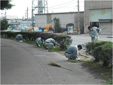 住友重機械工業株式会社愛媛製造所新居浜工場の皆さんによる清掃活動の写真です