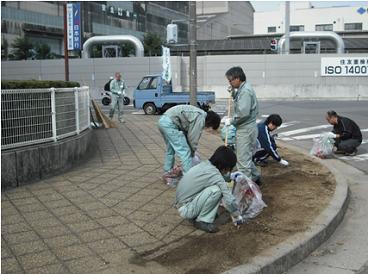 住友重機械工業株式会社愛媛製造所新居浜工場の皆さんによる清掃活動の写真です