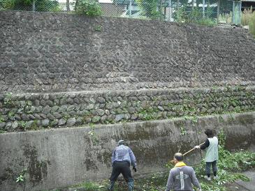 篠場東自治会の皆さんによる清掃活動の写真です