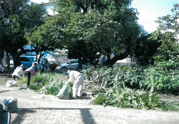 愛媛県年金受給者協会新居浜支部の皆さんによる清掃活動の写真です