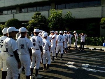 新居浜マリーンズボーイズの皆さんによる清掃活動の写真です