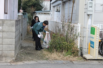 愛媛東部ヤクルト販売株式会社の皆さんによる清掃活動の写真です