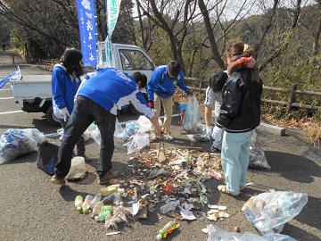 Ｔｅａｍ浜ちょボ実行委員会の皆さんによる清掃活動の写真です