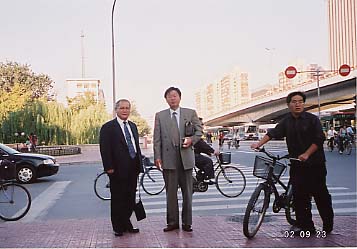北京の歩道前で二人が並んだ写真