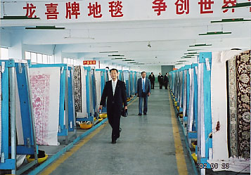 絨毯工場の内部を見学している写真