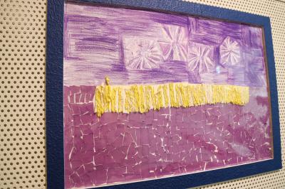 貼絵作品 ナイアガラ花火を黄色の折り紙をこよって表現した