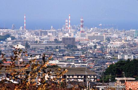 母屋二階の望煙楼と名付けられた部屋からは新居浜市を一望することができます