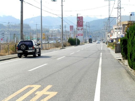 住友病院前に続く斜め道路