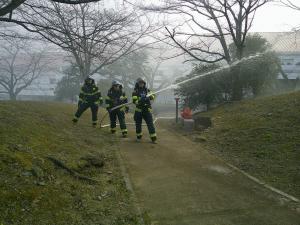 南消防署による放水