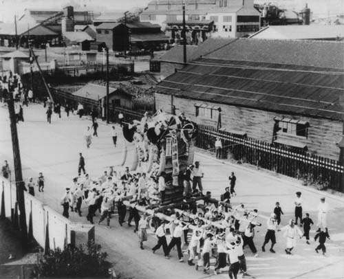 工場前の西原太鼓台（昭和20年代）の写真