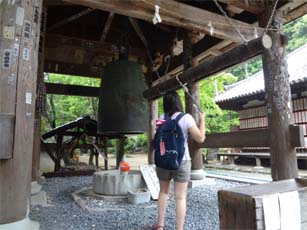 石手寺で鐘つき