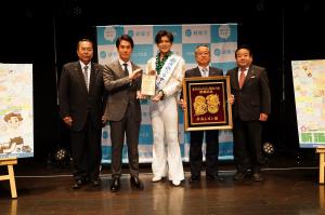 委嘱式の集合写真1